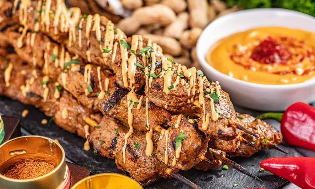 Seasoning beef (satay, beef sauce with vegetables, served with hot plates